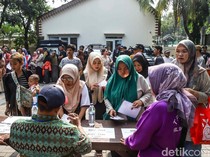 Di Tengah Tekanan Ekonomi, Warga Andalkan Bantuan Pangan