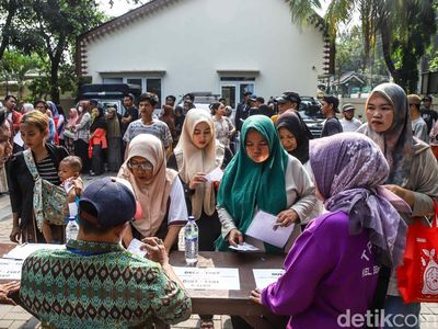 Di Tengah Tekanan Ekonomi, Warga Andalkan Bantuan Pangan