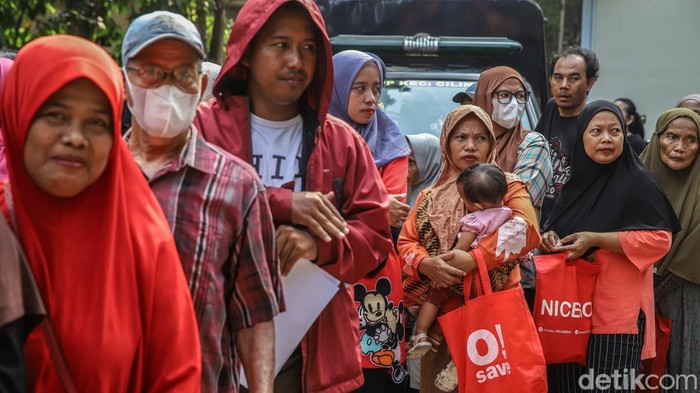 Di Tengah Tekanan Ekonomi, Warga Andalkan Bantuan Pangan