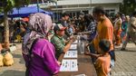 Di Tengah Tekanan Ekonomi, Warga Andalkan Bantuan Pangan