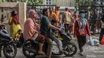 Di Tengah Tekanan Ekonomi, Warga Andalkan Bantuan Pangan