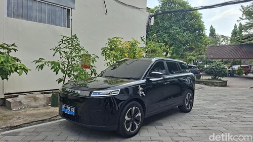Salah satu kendaraan listrik milik salah satu dinas terparkir di kantor Gubernur NTB, Kamis (4/6/2026). (Foto: Ahmad Viqi/detikBali)