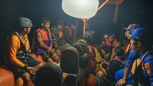 Enam pemancing berhasil diselamatkan tim SAR gabungan setelah perahu yang mereka tumpangi terbalik di Perairan Sanggalangit, Kecamatan Gerokgak, Kabupaten Buleleng, Bali, Rabu (3/6/2026).