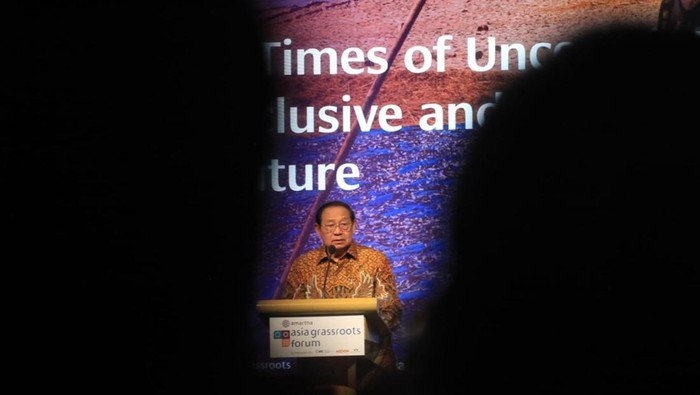 Susilo Bambang Yudhoyono menyampaikan pandangannya saat menjadi pembicara dalam The 2026 Asia Grassroots Forum by Amartha di Jakarta, Kamis (4/6/2026). SBY menyoroti meningkatnya ketidakpastian global yang berpotensi memengaruhi stabilitas ekonomi dunia.