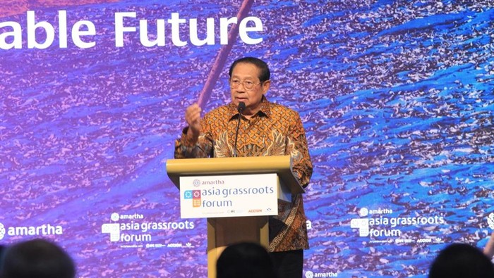 Susilo Bambang Yudhoyono menyampaikan pandangannya saat menjadi pembicara dalam The 2026 Asia Grassroots Forum by Amartha di Jakarta, Kamis (4/6/2026). SBY menyoroti meningkatnya ketidakpastian global yang berpotensi memengaruhi stabilitas ekonomi dunia.