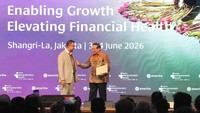SBY menyalami Founder & CEO Amartha Andi Taufan Garuda Putra di sela acara. Selain itu, SBY mengingatkan para pelaku usaha dan investor untuk lebih adaptif dalam menghadapi perubahan situasi global. Ketidakpastian yang meningkat menuntut strategi yang lebih fleksibel agar mampu menghadapi berbagai risiko yang muncul sewaktu-waktu.