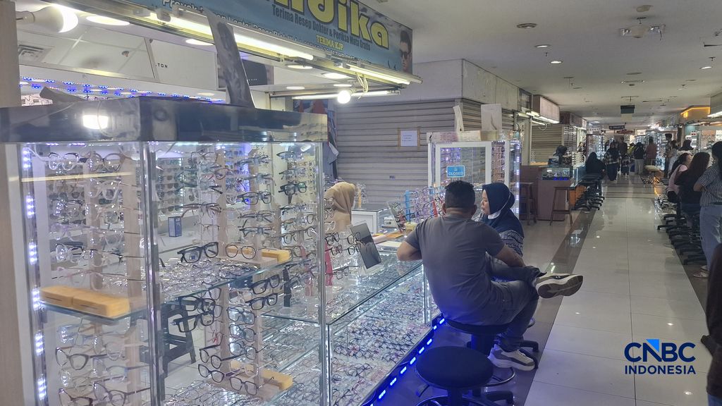 Sejumlah pedagang kacamata melayani pembeli di Pasar Senen Blok III, Jakarta, Rabu (3/6/2026). (CNBC Indonesia/Chandra Dwi Pranata)