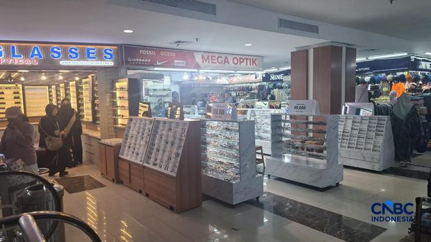 Sejumlah pedagang kacamata melayani pembeli di Pasar Senen Blok III, Jakarta, Rabu (3/6/2026). (CNBC Indonesia/Chandra Dwi Pranata)