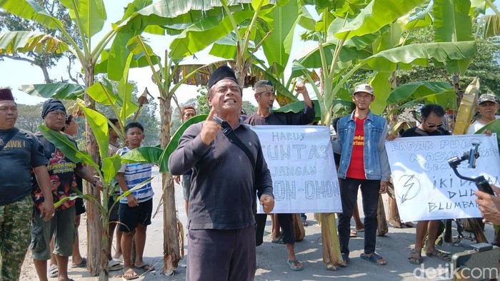 Sejumlah warga Randublatung Blora menggelar aksi di  jalan provinsi Cepu-Randublatung, Kamis (4/6/2026).