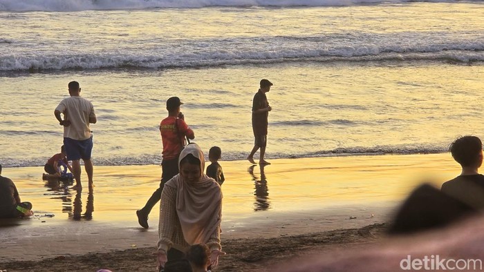 Senja di pantai Citepus, salah satu destinasi tujuan wisatawan di Kabupaten Sukabumi