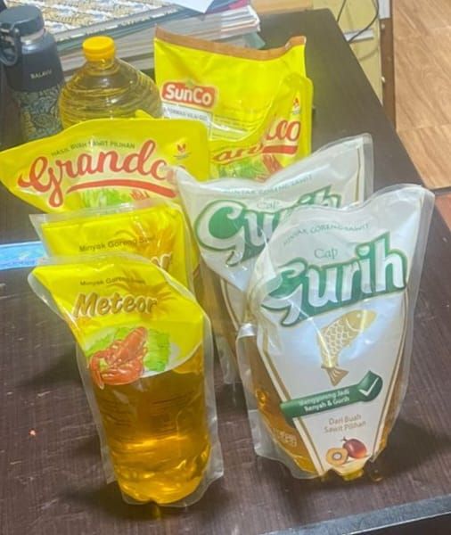 Seorang pria ditangkap usai mencuri minyak goreng dari sebuah warung kelontong di Tambora, Jakbar. Ternyata tukang sablon itu sudah 2 kali mencuri. (dok Ist)