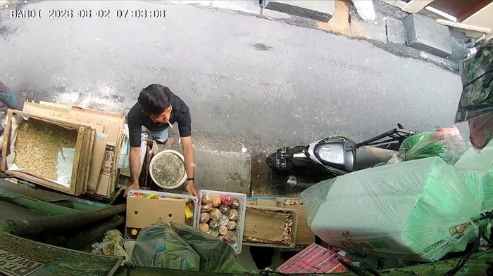 Seorang pria ditangkap usai mencuri minyak goreng dari sebuah warung kelontong di Tambora, Jakbar. Ternyata tukang sablon itu sudah 2 kali mencuri. (dok Ist)