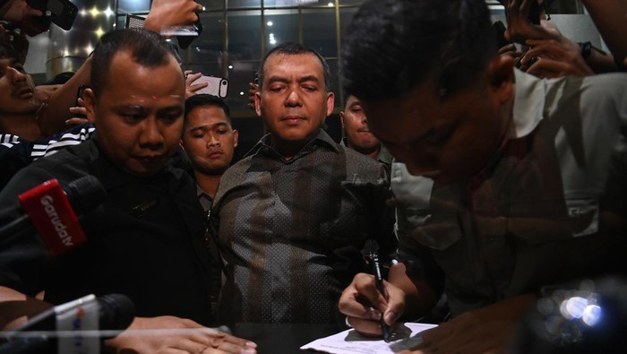 Wakil Menteri Imigrasi dan Pemasyarakatan Silmy Karim (tengah) tiba untuk menjalani pemeriksaan di Gedung Merah Putih KPK, Jakarta, Rabu (3/6/2026). Silmy Karim mendatangi KPK pascaoperasi tangkap tangan (OTT) di lingkungan Direktorat Jenderal Imigra