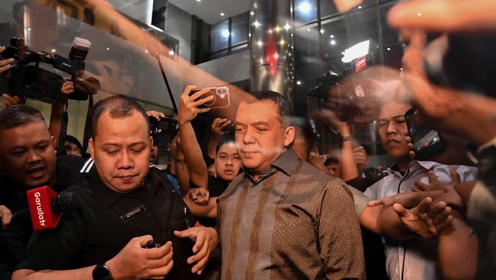Wakil Menteri Imigrasi dan Pemasyarakatan Silmy Karim (tengah) tiba untuk menjalani pemeriksaan di Gedung Merah Putih KPK, Jakarta, Rabu (3/6/2026). Silmy Karim mendatangi KPK pascaoperasi tangkap tangan (OTT) di lingkungan Direktorat Jenderal Imigrasi yang menjerat sejumlah ASN Kementerian Imigrasi dan Pemasyarakatan, termasuk Kepala Kantor Imigrasi Kelas I Non-TPI Jakarta Barat Ronald Arman Abdullah. ANTARA FOTO/Indrianto Eko Suwarso/rwa.