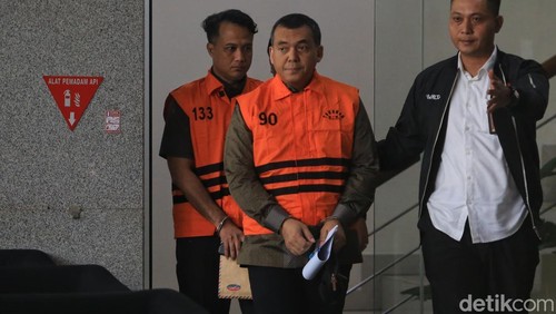 Wakil Menteri Imigrasi dan Pemasyarakatan (Imipas) Silmy Karim resmi ditahan Komisi Pemberantasan Korupsi (KPK) setelah menyerahkan diri kepada penyidik. Silmy sebelumnya menjadi buronan pencarian KPK dalam pengembangan operasi tangkap tangan (OTT) yang dilakukan di lingkungan Kantor Imigrasi Jakarta Barat.