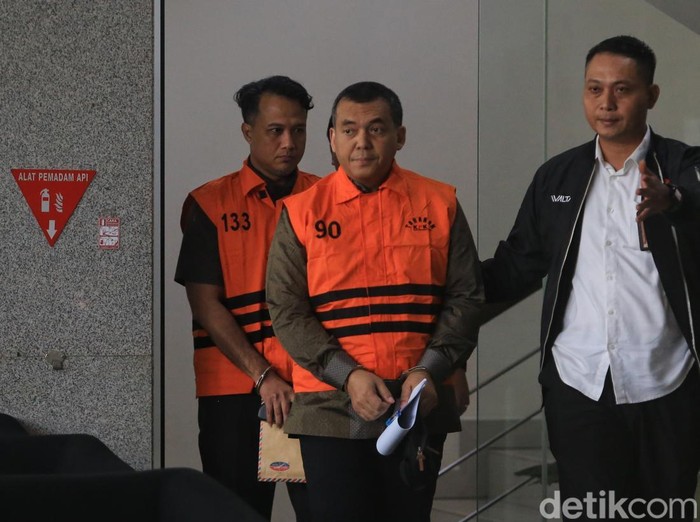 Wakil Menteri Imigrasi dan Pemasyarakatan (Imipas) Silmy Karim resmi ditahan Komisi Pemberantasan Korupsi (KPK) setelah menyerahkan diri kepada penyidik. Silmy sebelumnya menjadi buronan pencarian KPK dalam pengembangan operasi tangkap tangan (OTT) y