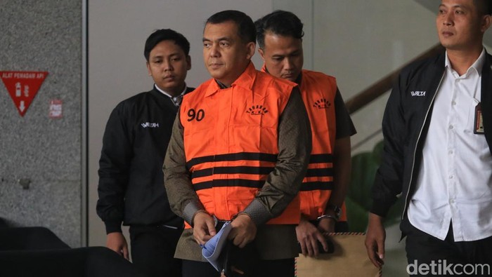 Wakil Menteri Imigrasi dan Pemasyarakatan (Imipas) Silmy Karim resmi ditahan Komisi Pemberantasan Korupsi (KPK) setelah menyerahkan diri kepada penyidik. Silmy sebelumnya menjadi buronan pencarian KPK dalam pengembangan operasi tangkap tangan (OTT) y