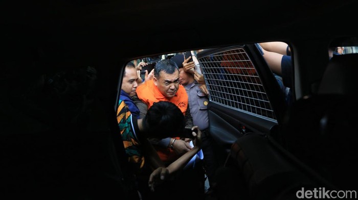 Wakil Menteri Imigrasi dan Pemasyarakatan (Imipas) Silmy Karim resmi ditahan Komisi Pemberantasan Korupsi (KPK) setelah menyerahkan diri kepada penyidik. Silmy sebelumnya menjadi buronan pencarian KPK dalam pengembangan operasi tangkap tangan (OTT) yang dilakukan di lingkungan Kantor Imigrasi Jakarta Barat.
