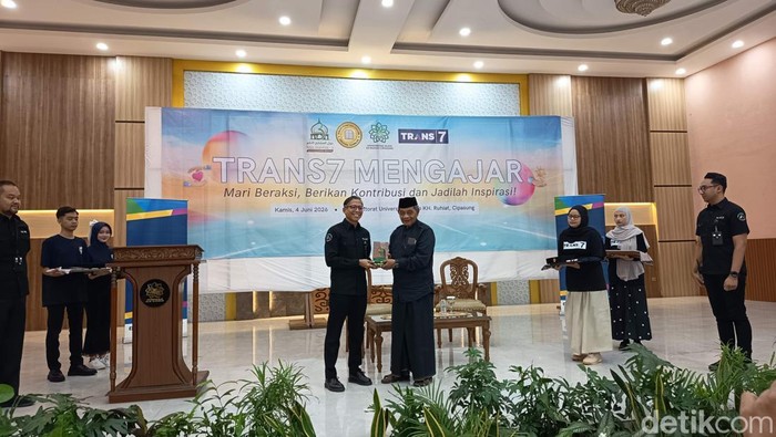 Suasana kegiatan Trans7 Mengajar di Ponpes Cipasung Tasikmalaya.