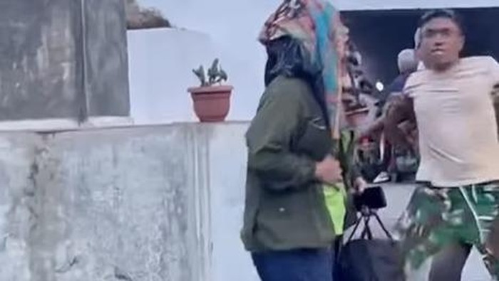 Tangkapan layar saat preman menendang wanita hamil di depan terowongan tembung, Deli Serdang (Foto: dok. tangkapan layar video viral)