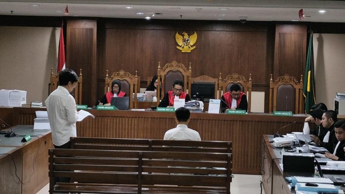 Terdakwa kasus dugaan korupsi terkait investasi dari PT BVI dan PT MDI Ventures ke startup TaniHub, Nicko Widjaja (NW) (Mulia/detikcom)