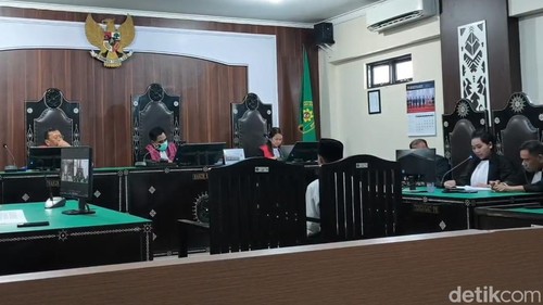 Terdakwa Radiet Adiansyah alias Radit saat mengikuti sidang pembelaan di PN Mataram, Kamis (4/6/2026). (Foto : Abdurrasyid Efendi/detikBali).