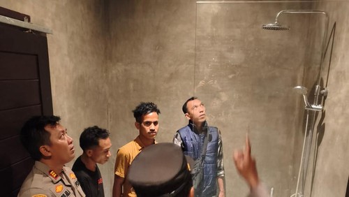 Proses identifikasi penemuan mayat WNA Jerman di kawasan Sanur. Dokumentasi istimewa.