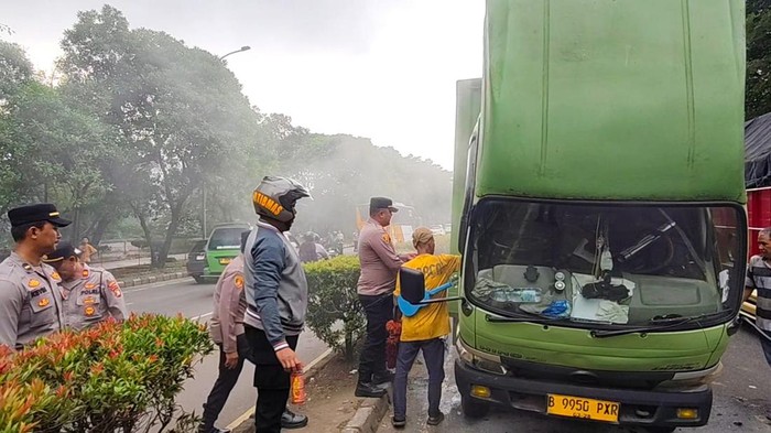 Truk boks berasap dan terbakar di Jalan Jenderal Sudirman, Tanah Tinggi, Kota Tangerang, Kamis (4/6/2026).