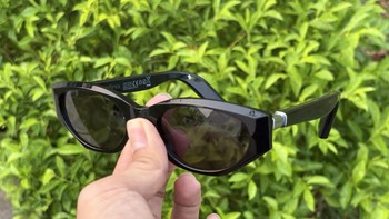 Kacamata ini bisa digunakan untuk mendengarkan musik, merekam, hingga menerjemahkan 162 bahasa secara real time. Untuk harga Infinix AI Glasses ini ialah Rp 1.999.000. Foto: Panji Saputro/detikINET