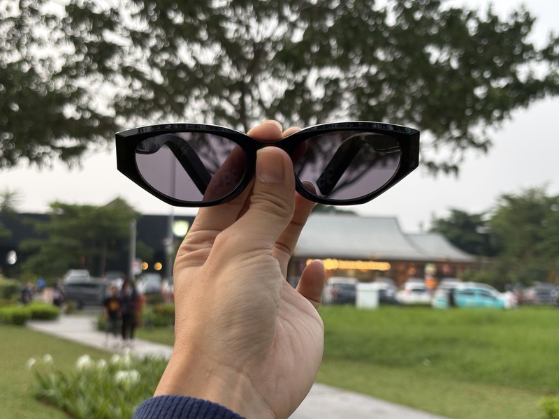 Infinix punya kacamata pintar dengan beragam keunggulan, yakni Infinix AI Glasses. Harga kacamata ini Rp 1 jutaan. Yuk simak unboxing Infinix AI Glasses.