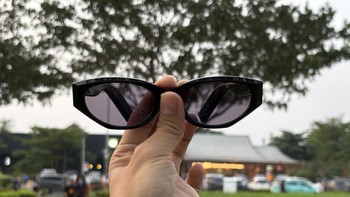 Sementara kacamata pengganti yang terakhir lebih stylish. Ukuran frame dan kacanya tidak lebih memanjang. Foto: Panji Saputro/detikINET