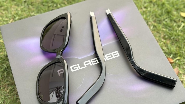 Infinix punya kacamata pintar dengan beragam keunggulan, yakni Infinix AI Glasses. Harga kacamata ini Rp 1 jutaan. Yuk simak unboxing Infinix AI Glasses.