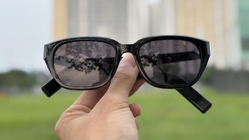 Kacamata utamanya merupakan kacamata hitam riviera (sunglasses) dengan desain elegan dan klasik. Foto: Panji Saputro/detikINET