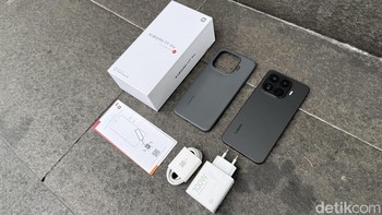 Di dalamnya terdapat unit Xiaomi 17T Pro, case silikon, kepala charger 100W, kabel USB-C, pin ejector, buku manual, dan leaflet berisi ucapan terima kasih dari Xiaomi. Foto: Virgina Maulita Putri/detikINET