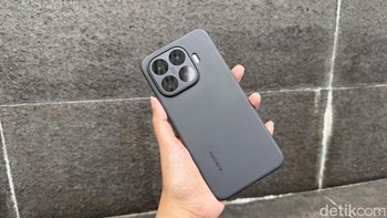 Xiaomi 17T Pro dalam balutan case silikonnya. Foto: Virgina Maulita Putri/detikINET