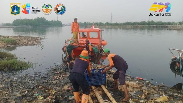 Video hamparan sampah membentuk pulau di pesisir Jakut viral di medsos. Petugas campuran membersihkan 'pulau sampah' tersebut. (dok DLH DKI)
