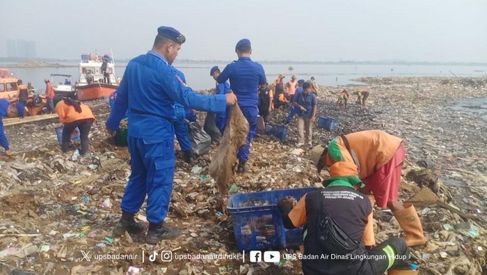 Video hamparan sampah membentuk pulau di pesisir Jakut viral di medsos. Petugas gabungan membersihkan pulau sampah tersebut. (dok DLH DKI)