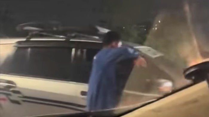 Video pengatur lalin informal atau Pak Ogah yang melakukan pungli di Cengkareng, Jakbar viral di medsos. Sepuluh Pak Ogah ditindak petugas. (dok Istimewa)