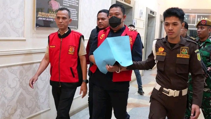 Wakil Bupati Penukal Abab Lematang Ilir (PALI), Sumatera Selatan, berinisial IT digiring ke mobil tahanan