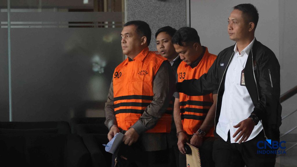 Wakil Menteri Imigrasi dan Pemasyarakatan (Wamen Imipas), Silmy Karim, tampak mengenakan rompi tahanan berwarna oranye saat berada di Gedung Merah Putih KPK, Jakarta, Kamis (4/6/2026). (CNBC Indonesia/Muhammad Sabki)