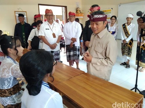 Wamendikdasmen Fajar Riza Ul-Haq saat meresmikan dan meninjau revitalisasi ruangan kelas dan toilet di SMPN 6 Tabanan, Kamis (4/6/2026). Dok Krisna Pradipta/detikBali