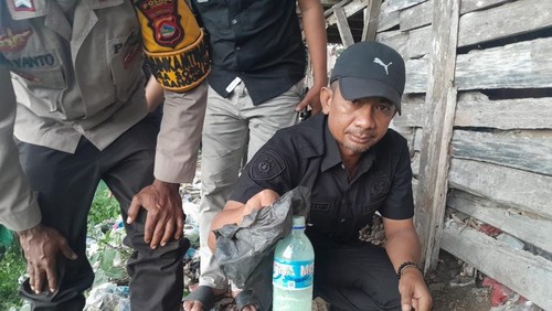 Polisi menunjukkan botol berisi Lannate yang ditemukan di sekitar lokasi penemuan mayat N (55).