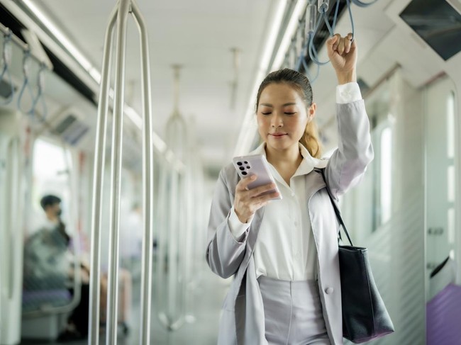 Wanita Naik Transportasi Umum ke Kantor
