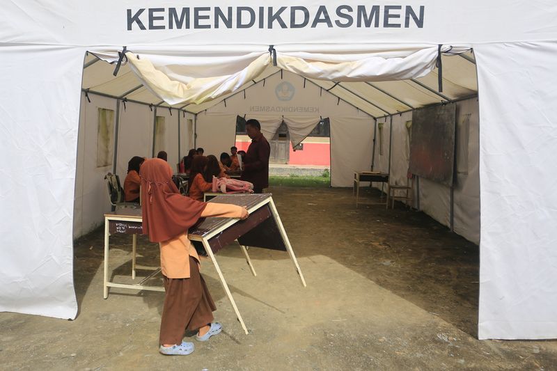 6 Bulan Pascabencana Aceh Barat, Siswa Masih Belajar di Tenda Foto udara sejumlah siswa Sekolah Dasar Negeri (SDN) Alue Lhok mengikuti ujian di tenda darurat, di Desa Jambak, Kecamatan Pante Ceureumen, Aceh Barat, Aceh, Jumat (5/6/2026). Pihak sekolah mengunakan tenda darurat sebagai tempat belajar mengajar karena keterbatasan ruang kelas dan fasilitas sekolah yang rusak akibat bencana hidrometeorologi akhir November 2025. ANTARA FOTO/Syifa Yulinnas/kye
