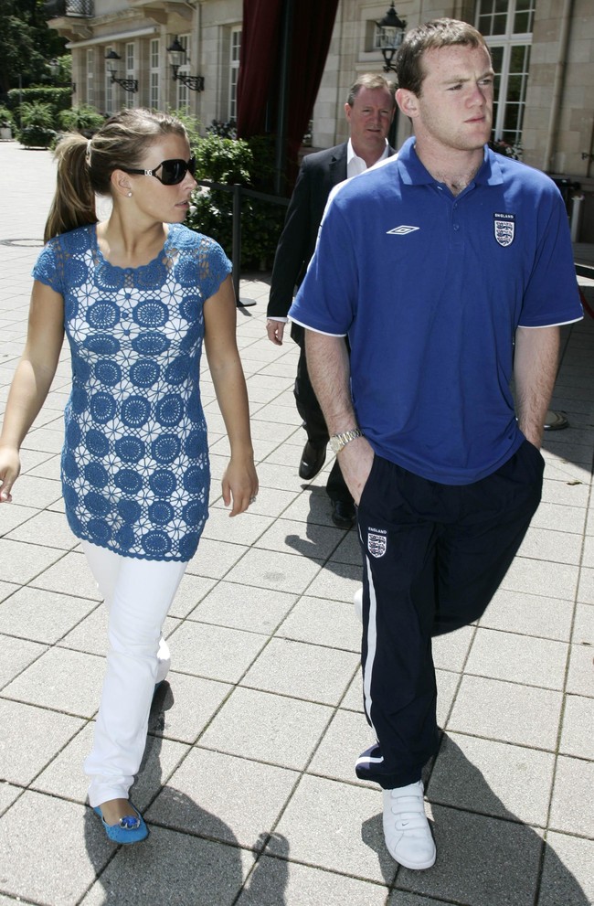 Coleen Rooney menjadi WAGs paling muda saat Piala Dunia 2006. Ketika itu, ia baru berusia 20 tahun ketika bertunangan Wayne Rooney. Coleen dan Rooney memang pasangan sejak kecil yang berpacaran sejak 2002. Foto: PA Images via Getty Images/Andrew Parsons - PA Images