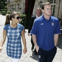Coleen Rooney menjadi WAGs paling muda saat Piala Dunia 2006. Ketika itu, ia baru berusia 20 tahun ketika bertunangan Wayne Rooney. Coleen dan Rooney memang pasangan sejak kecil yang berpacaran sejak 2002. Foto: PA Images via Getty Images/Andrew Parsons - PA Images