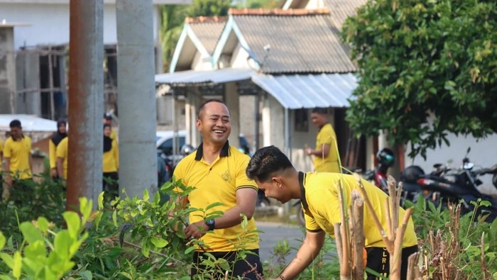 Aksi bersih-bersih yang dilakukan Polres Bangka Barat bersama warga.
