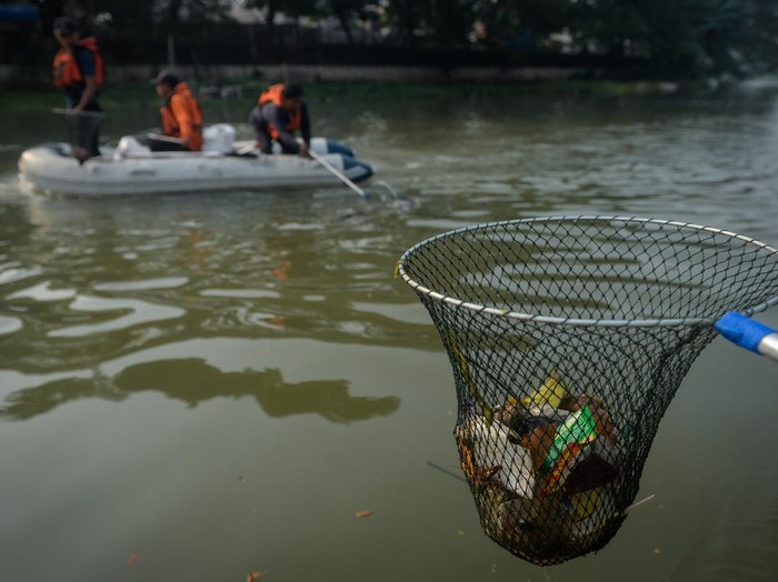 Petugas gabungan menjaring sampah yang berada di aliran Sungai Cisadane di Kota Tangerang, Banten, Jumat (5/6/2026). Aksi membersihkan Sungai Cisadane yang dilakukan oleh Organisasi Perangkat Daerah (OPD) Kota Tangerang, relawan dan masyarakat setempat tersebut dalam rangka memperingati Hari Lingkungan Hidup Sedunia 2026. ANTARA FOTO/Putra M. Akbar/YU