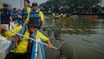 Peringati Hari Lingkungan Hidup, Petugas dan Warga Bersihkan Sungai Cisadane