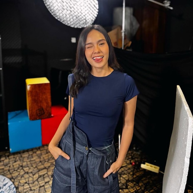 Angie Ang Hobi Belanja, Punya Siasat Biar Lemari Gak Penuh